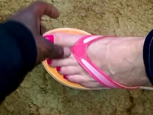 Femme montrant ses nouveaux pieds