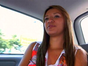 Séduction coquine pour une mignonne nana. La jolie chérie est