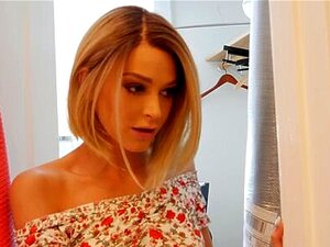 Emma se faufile dans la salle de bain pour espionner son demi-frère