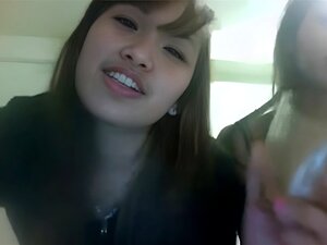 2 filles asiatiques sexy gaspillées fraîches secouant leurs culs. 2