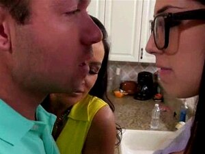 La charmante Ava Taylor se fait bouffer la chatte. Lisa Ann est une