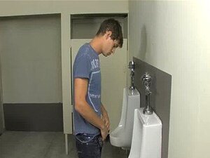 Un twink est surpris en train de regarder une bite dans les toilettes