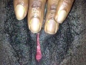 Artiste aux mains sales jouant avec sa chatte