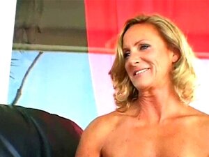 Femme cocue mature reçoit deux giclées de sperme sur le visage.