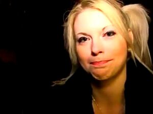 Une blonde cochonne suce une bite sous la table lors d'une orgie