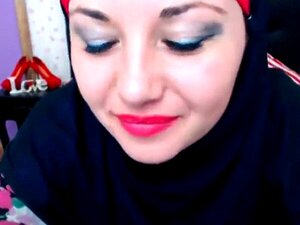 Fille arabe se déshabillant et montrant sa chatte en direct. Fille