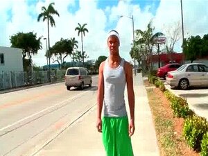 Un voyou noir se fait ramasser dans une vidéo gay