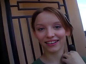 Amateur avec des jouets tétons gonflés sur la table de billard.