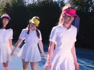 Partouze avec des coquines sur le court de tennis
