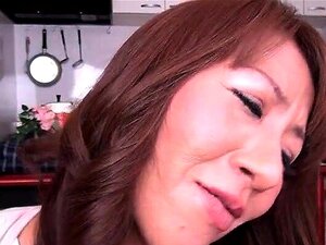 Japonaise avec de gros seins en levrette