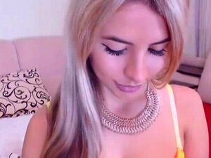 Regardez cette MILF blonde et plantureuse explorer son côté sauvage