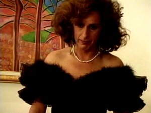 La blonde sexy se fait sucer les seins et fister la chatte par une