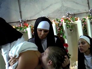 Outil de sexe de nonne avec un gros cul dans le cul