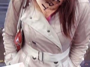 Une nana européenne se fait éjaculer sur le visage après une baise