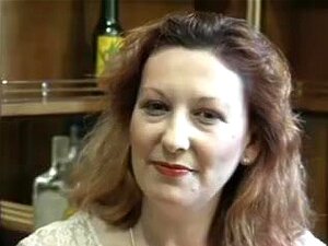 La femme suce la bite de son mari et reçoit une chaude giclée