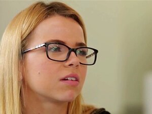Une beauté sexy qui adore les grosses bites noires se fait labourer