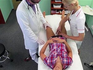 Docteur et infirmière baisent un patient