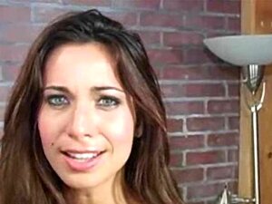 Super chaude et sexy Tiffany Taylor baise et suce une bite puis