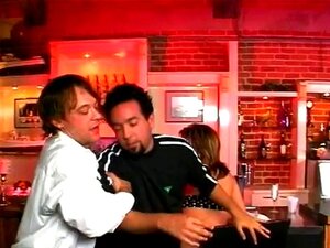 Salope baisée par un barman
