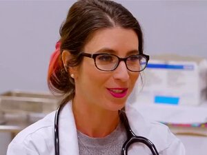 Docteur lesbienne bouffant sa mignonne patiente et la chatte de sa