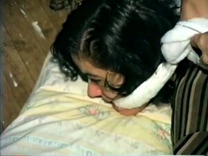 Attachée et bâillonnée,