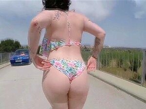 Harmony Reigns adore baiser en public