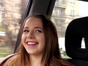 Une mignonne auto-stoppeuse suce et baise. Une mignonne automobiliste