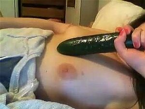 Regardez cette cam girl coquine avec de gros seins et une chatte