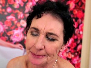 Une retraitée prend une bouche pleine. Une retraitée aux seins