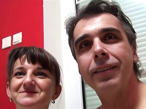 Des MILF brûlantes aux gros seins juteux se livrent à des plaisirs