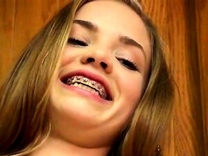 Petite mignonne se doigtant