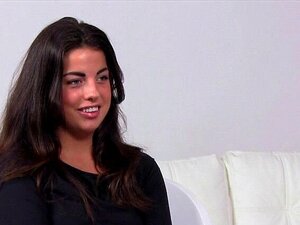 Une meuf ronde se fait doigter par une lesbienne lors d'un casting. La