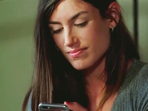 Deux filles lesbiennes chaudes se frottent passionnément