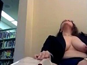 masturbation publique d'une bibliothécaire à gros seins