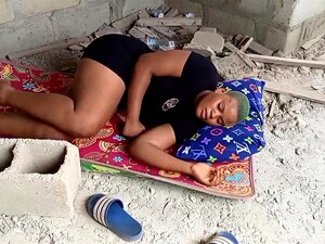 2 street boyz frappent une fille sans abri vivant dans un immeuble