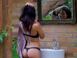 Belle petite modèle posant dans une lingerie parfaite. Belle petite