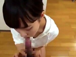 Une jolie japonaise fait une pipe en POV à la maison. Une jolie