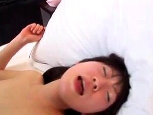 Un modèle AV japonais reçoit beaucoup de sperme sur le visage après