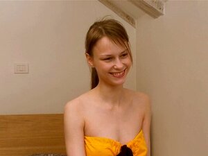 Une mignonne chaude fait de l'entraînement de son trou du cul par un