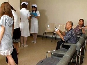 Des salopes asiatiques affamées de bite sucent, baisent