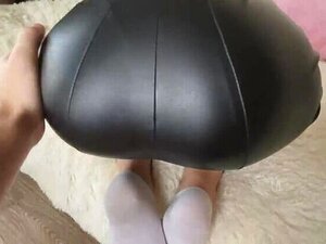 Une étudiante en chaleur baise avec son prof après les cours