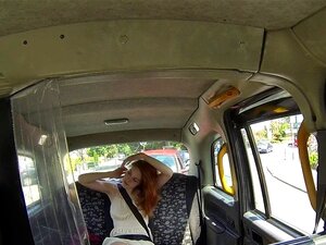Préfigure une baise amateur rousse dans un taxi londonien. Une babe