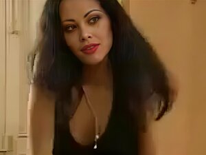 Olivia Del Rio baise au bureau de la secrétaire