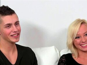 Une agente aide un couple dans un casting