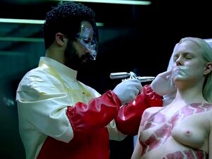 Ingrid Bolsø Berdal dans cette scène nue montre son corps tatoué