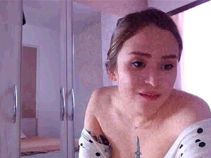 Jeune fille changeant de soutien-gorge pour moi