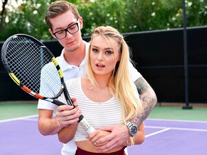 Natalia Starr baise en plein air avec ses seins moyens