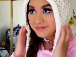 Petite asiatique en bas sexy et chapeau se fait baiser par l'ami de