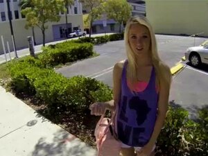 La blonde Roxy suce et baise une bite en style POV