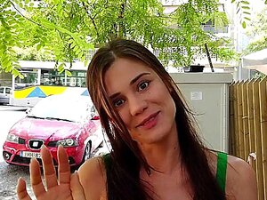 La belle Caprice baise passionnément devant la caméra. La petite